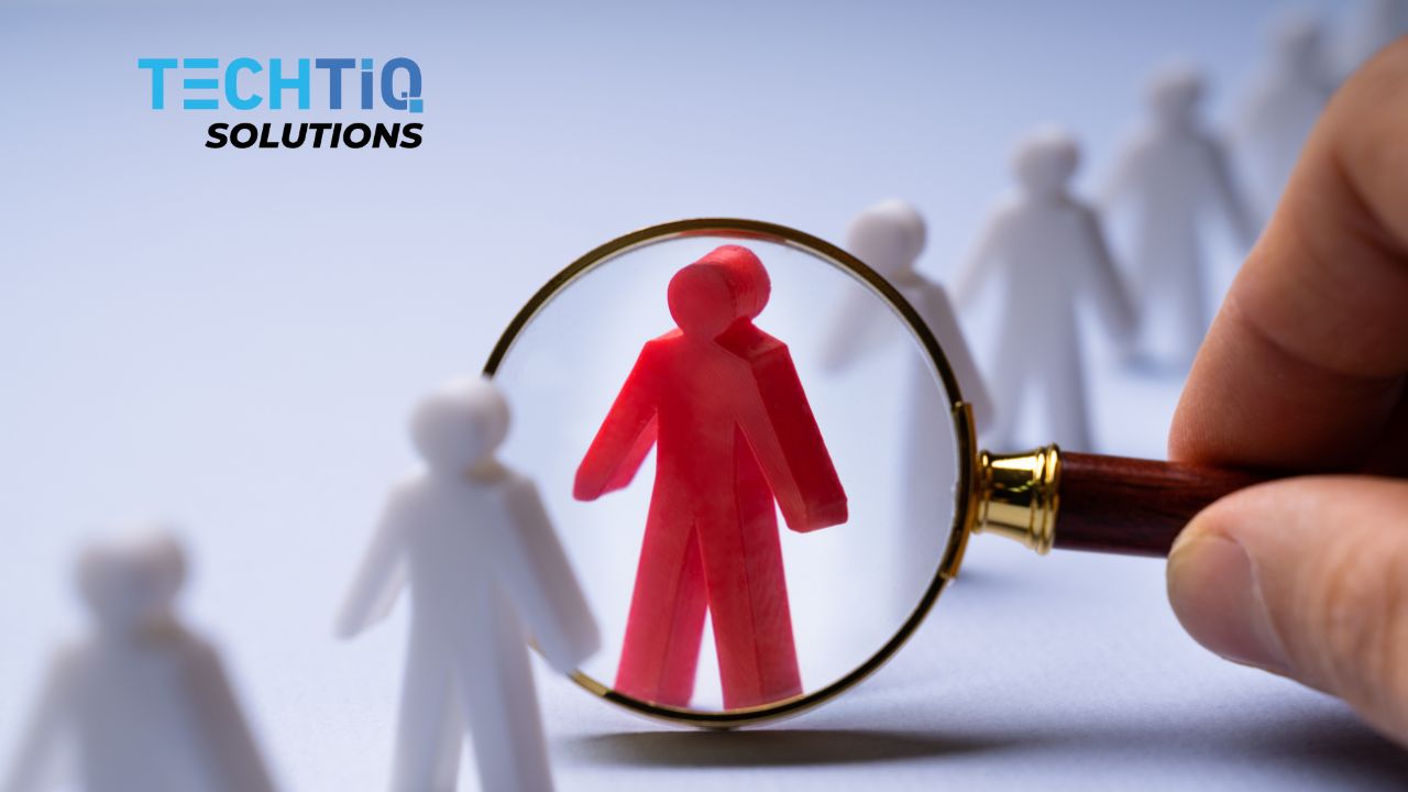 What should an IT staffing plan be in a project?